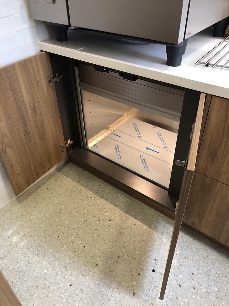 Residential under-bench dumbwaiter