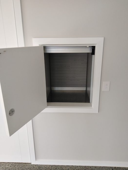 Residential waist-loading dumbwaiter